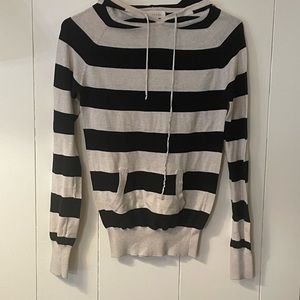 Pullover Hooded Sweater w/ Pocket